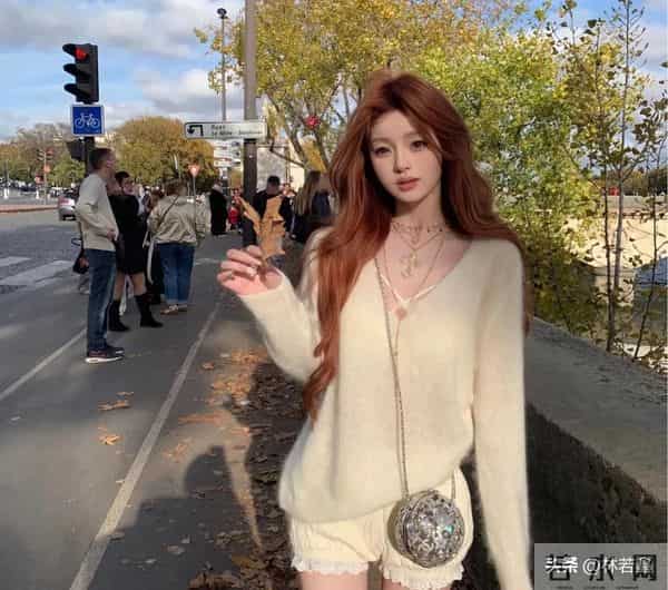 王思聪与网红蓓蓓香港度假被偶遇，开心的像个孩子，“打脸”懒懒