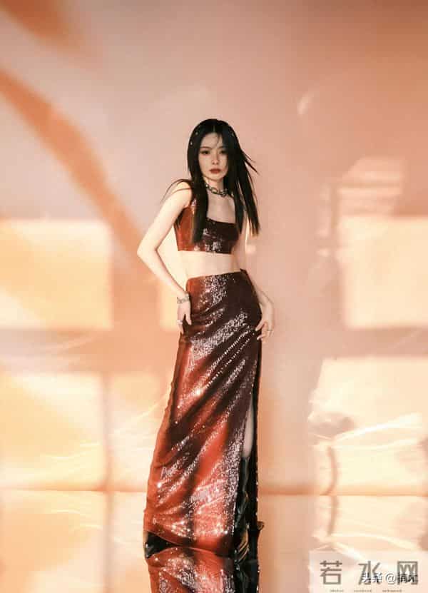 陈卓璇红裙美出圈！复古妩媚太上头，这气质绝了