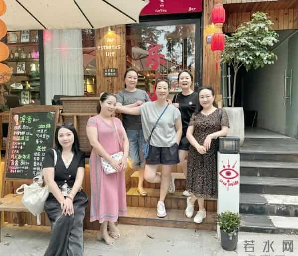 57岁陈小艺回四川老家！丸子头墨镜超显嫩，爬房顶拍照不怕摔