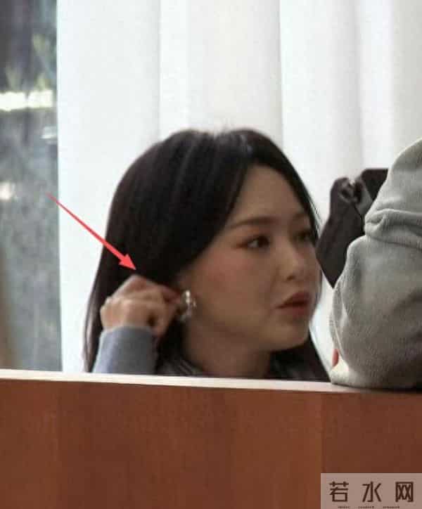 继罗晋父亲葬礼结束后，曝唐嫣状态不对劲，脸部浮肿憔悴到不敢认