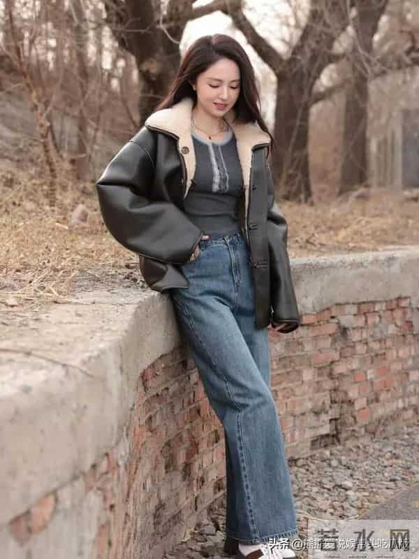 董璇私服穿搭真时髦！穿皮毛一体外套+针织衫+牛仔裤，简约又高级