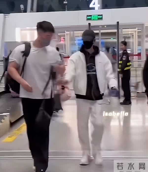 白鹿素颜接受采访，皮肤白皙像女高中生，大方得体不怯场