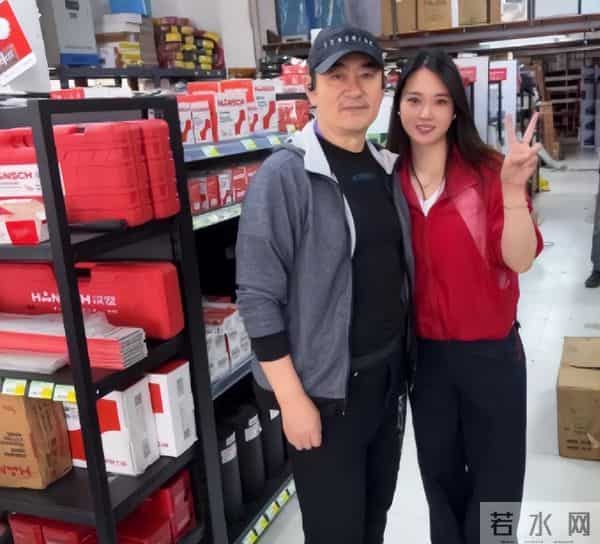 山东演员李洪涛：61岁发福认不出，爱吃甜食，和圈外妻子低调生活