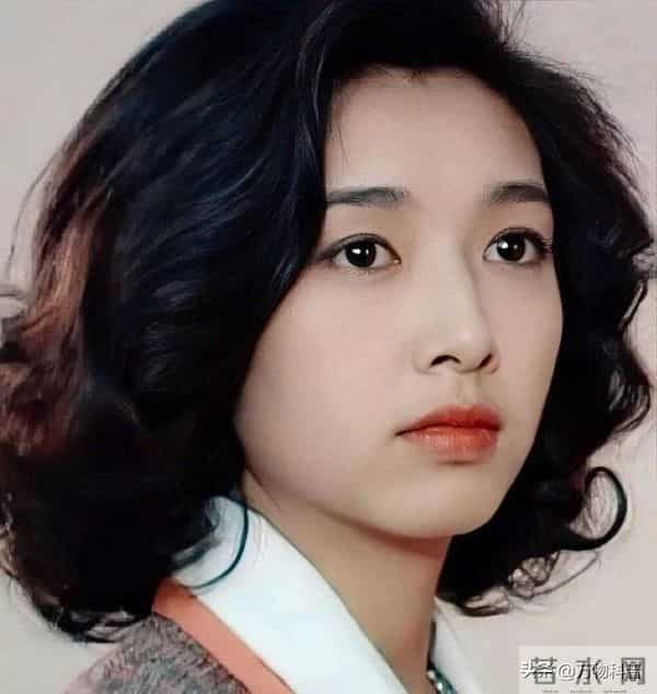 57岁江珊近照曝光，脸垮嘴斜，满头白发，女神成老太，让人太心酸