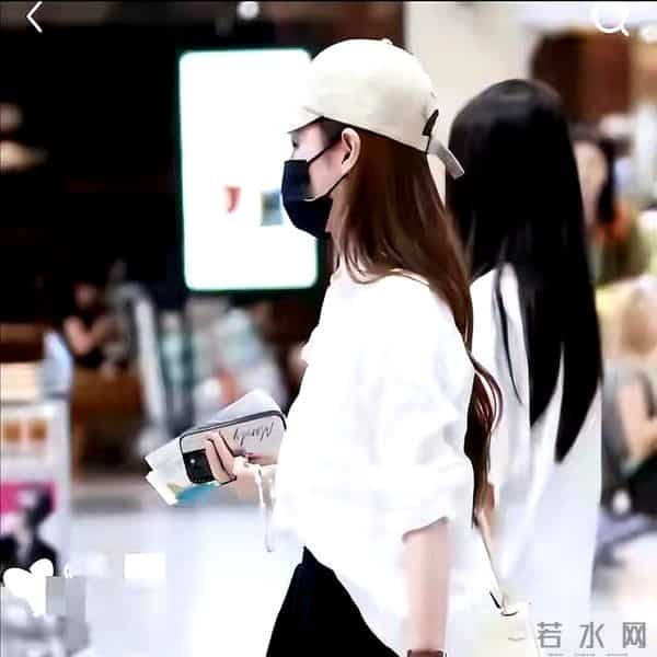 马筱梅带小玥儿现身机场，看到孩子现状，网友直呼比大s会带娃