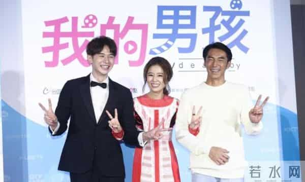 林心如与小17岁的张轩睿激吻！霍建华酒后吃醋追问：她嘴唇很软吧