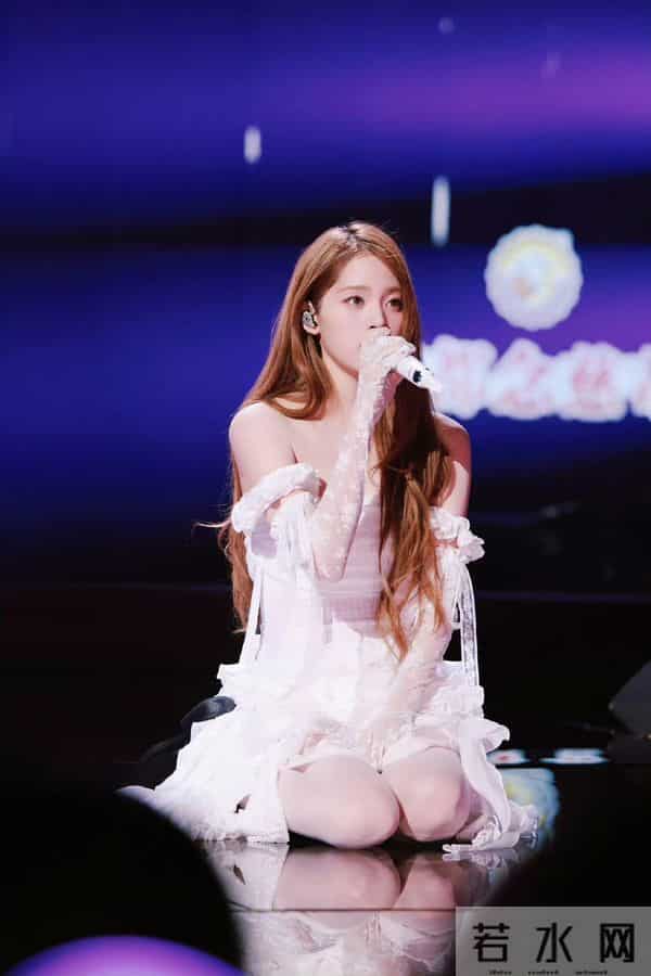 欧阳娜娜舞台戴白色蕾丝手套，穿白色丝袜，光彩照人