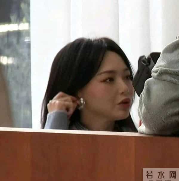 罗父丧礼两天后， 唐嫣复工，脸肿成馒头，将她的装体现的淋漓尽致