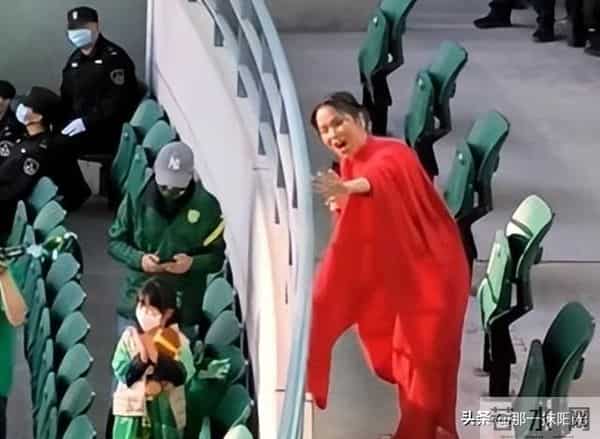 62岁韦唯现状：脊柱断裂已恢复，前夫已死，两个混血儿子回国相伴