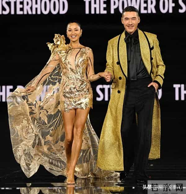 胡兵瞿颖同台炸场！鎏金碎光裙配硬汉气场，美到挪不开眼