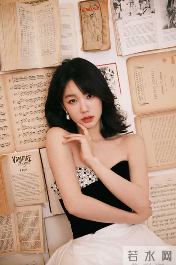 条纹椅撒娇：徐梦洁蓬蓬裙侧头笑