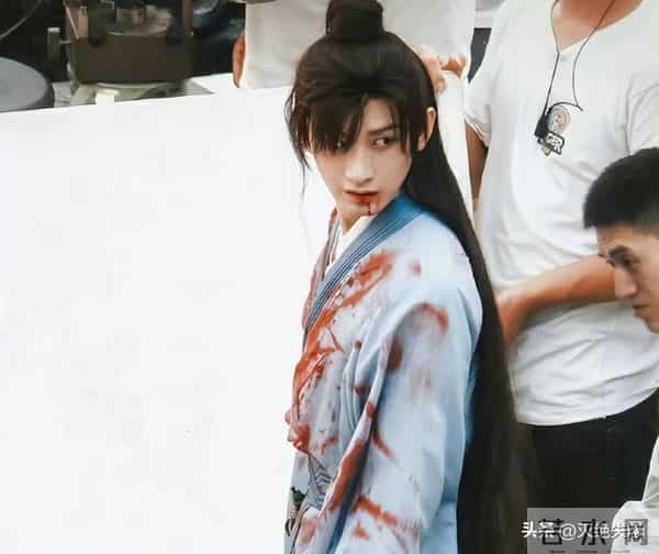 风向变了！35岁成毅拍戏受伤，深夜回应报平安，央媒发文为其撑腰