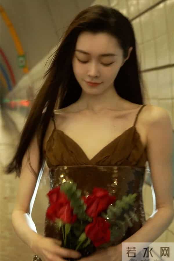 宋轶壁纸，手捧鲜花好美好灵动