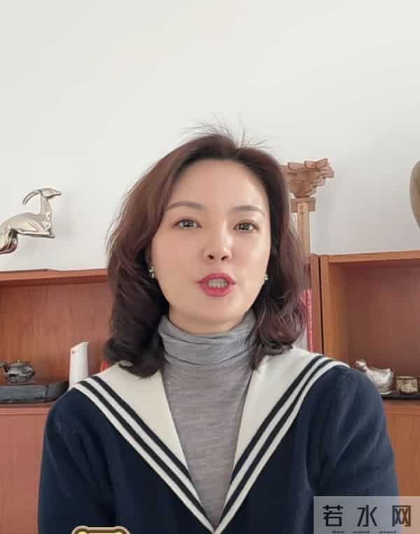 刘芳菲学院风穿搭出镜，卷发搭海军领开衫，优雅又精致