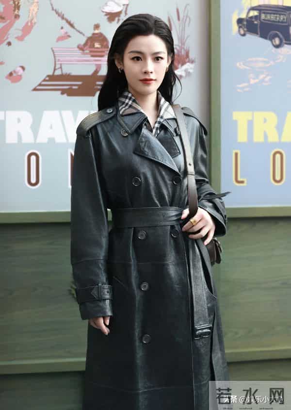 陈丽君现身精品店开幕活动，皮衣配湿发背头，刚柔并济的气质好美