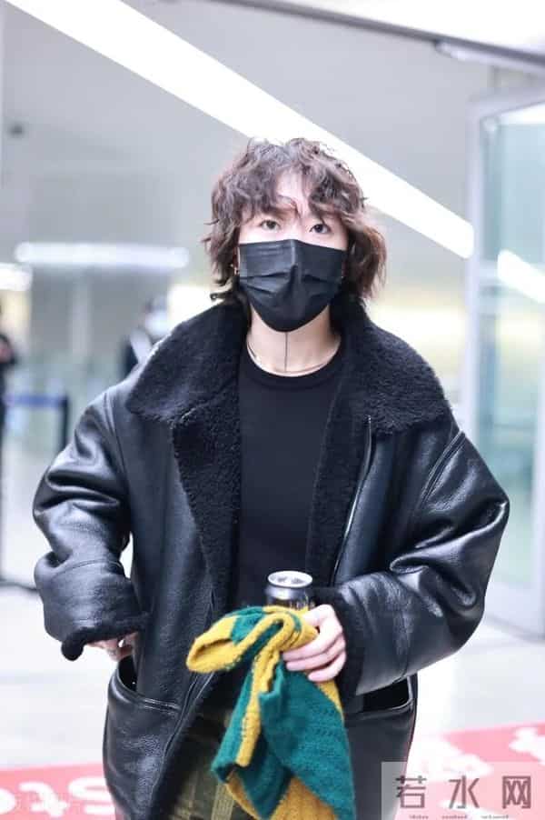 窦靖童穿皮毛外套烫卷发！个性潇洒，气质越来越像王菲