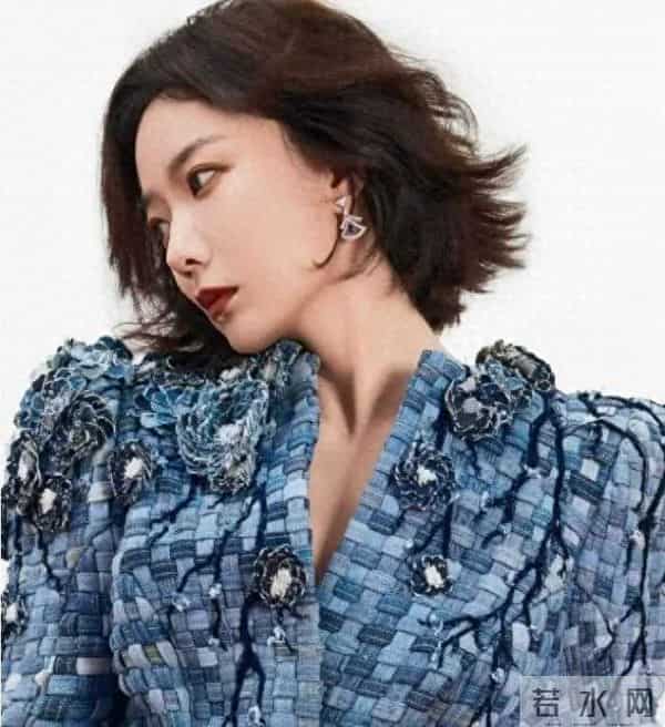 王珞丹开始走靓姐路线了，黑色短裙搭配艳蓝色方格西服尽显青春！