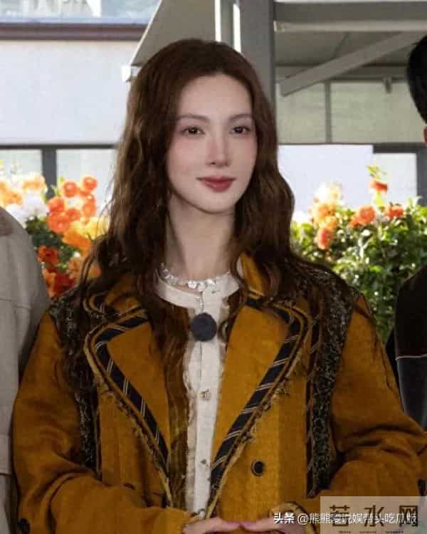 35岁金晨增肥后美得更惊艳！穿大衣+宫廷风衬衫好高级 差点认不出