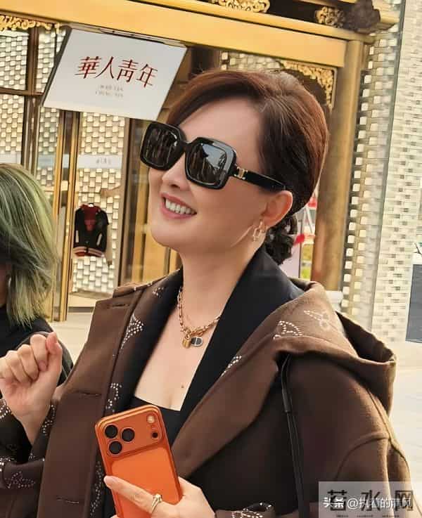 53岁的牛莉近照身材火辣，满身高奢