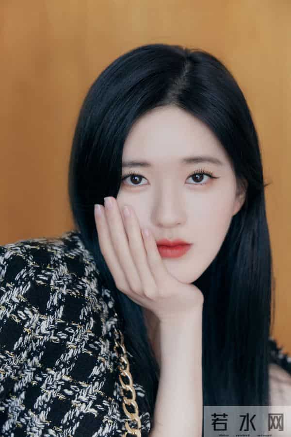 赵露思｜长筒靴下大白腿，更显气质又显美