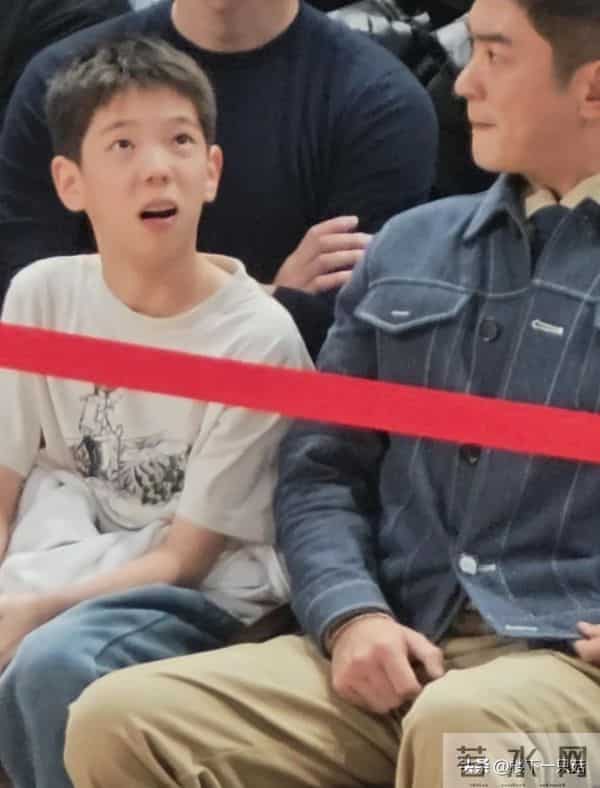 12岁嗯哼下巴后缩 小小一只 没有遗传双眼皮 脸型像杜江 五官像霍思燕