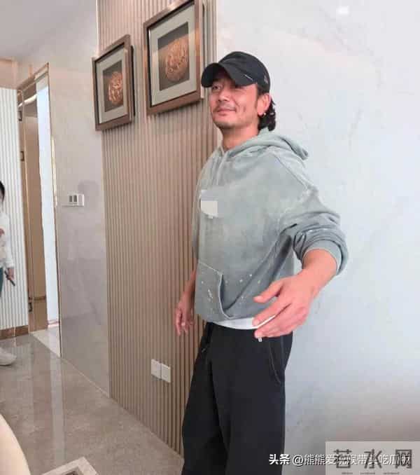 42岁杨烁在浙江和朋友到饭店吃大餐，胡须都没刮，看起来挺油腻