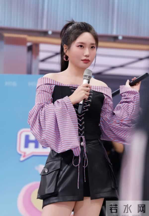 脱口秀女演员李雪琴探店吃米线，身形瘦到变样，有望成下一个贾玲