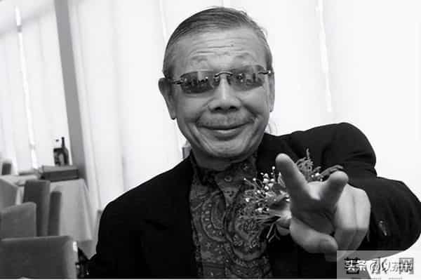 原来他已去世11年，早年恋情精彩52岁才结婚，遗孀比他小23岁