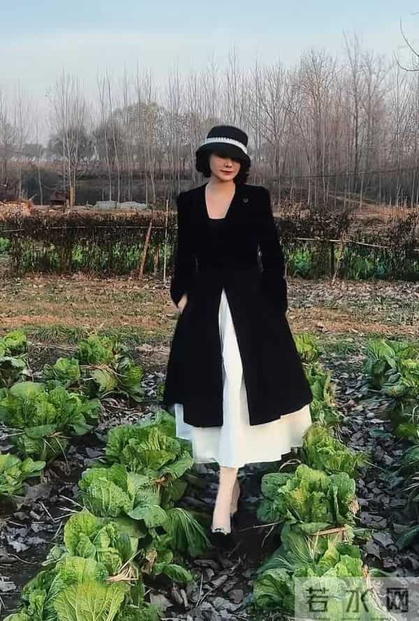 郭晓冬媳妇回临沂莒南，程莉莎穿高跟鞋下地摘白菜，太能“作”了