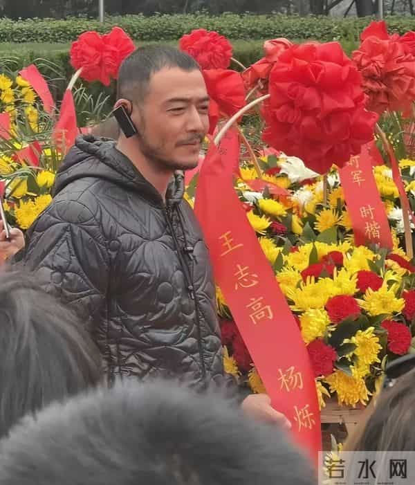 42岁杨烁断崖衰老，生图下脸黑皮松肉垮，走路弯腰驼背没霸总气场