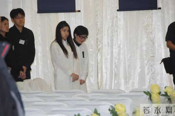 原来他已去世11年，早年恋情精彩52岁才结婚，遗孀比他小23岁