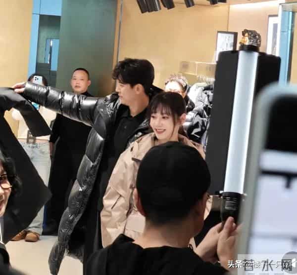 于晓光夫妻合体捞金 46岁秋瓷炫紧身短裙 空气刘海 笑容甜美似少女