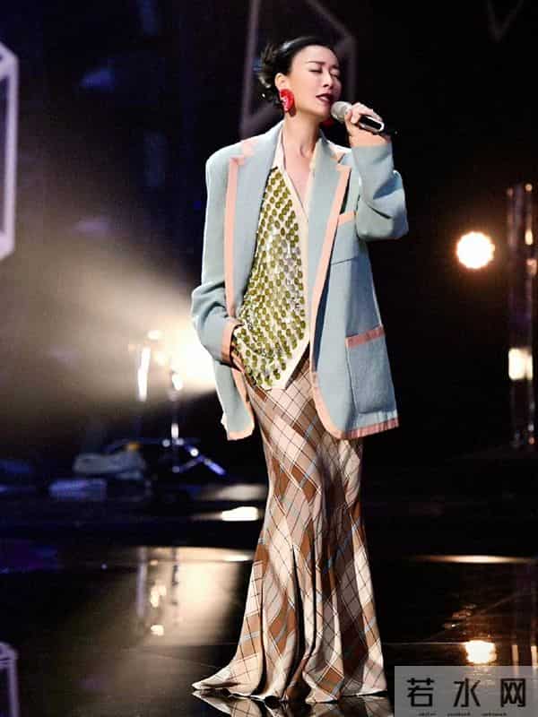 一场生日，戳穿了58岁那英的江湖地位，周深确实一个字都没说错