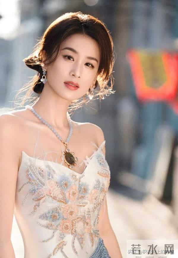 黄圣依｜抹胸高开叉裙子