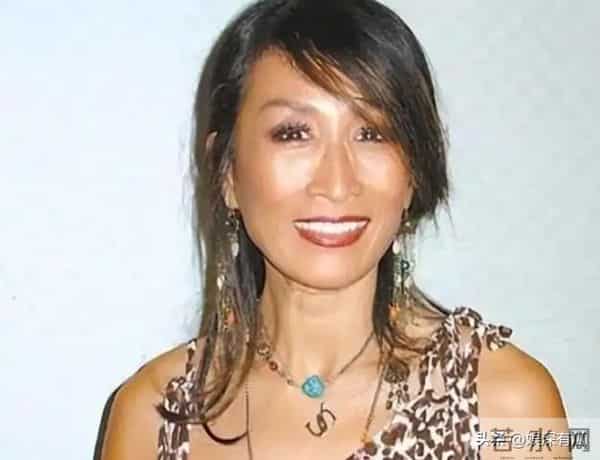 她嫁给了英国老公，选择在西班牙定居，没想到68岁瘦到快脱相