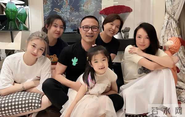 汪峰女儿小苹果早恋，穿沙滩短裤和男友合照，三任后妈章子怡最暖