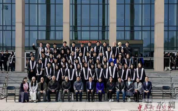 佟丽娅回母校！晒美照庆中戏75周年，依然是校花站C位，靳东也在