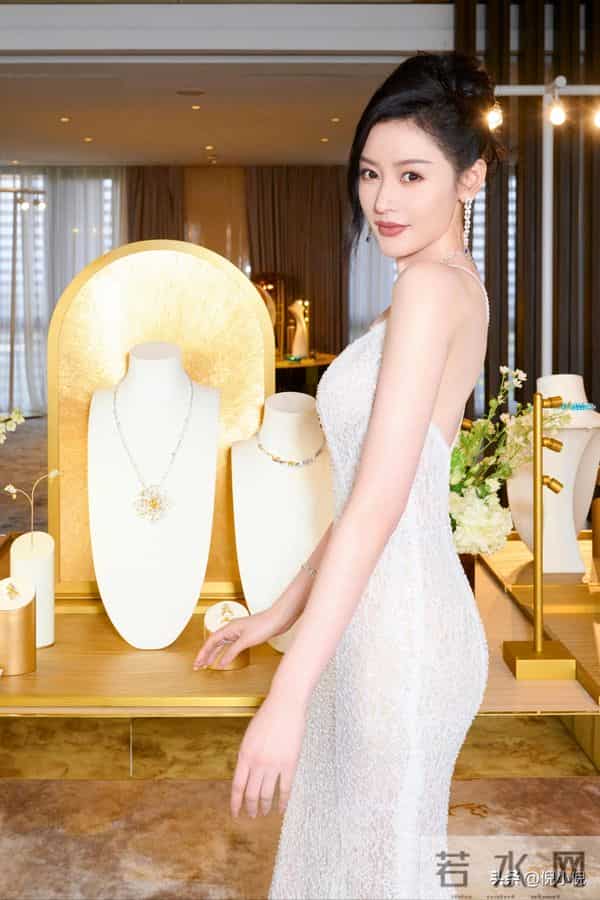 张天爱也太美了！透视吊带裙，身材婀娜多姿