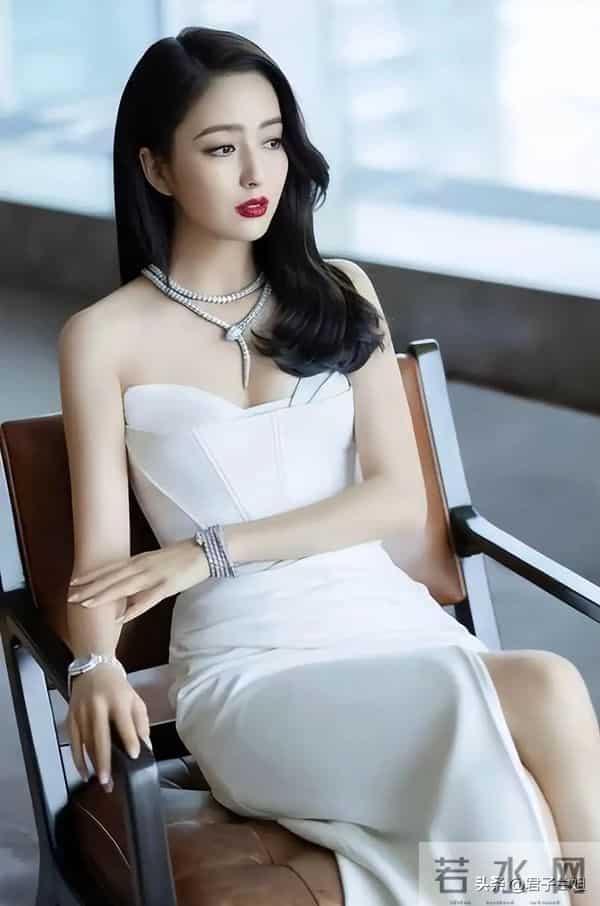 41岁佟丽娅太美了，身材依旧太丰满，啥秘密保养的这么好啊羡慕