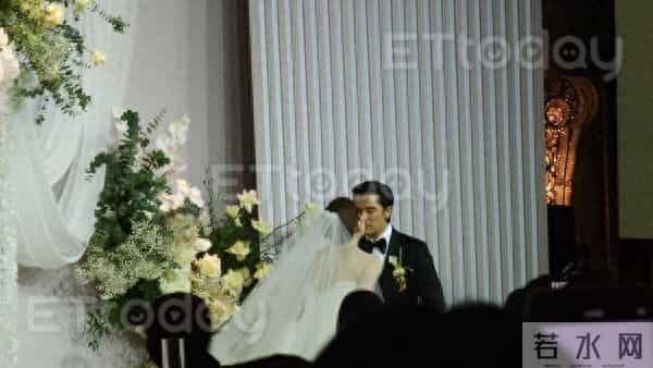 独／美到像拍电影！ 邱泽、许玮宁「闭眼深吻」内部照曝光　宾客：好感动