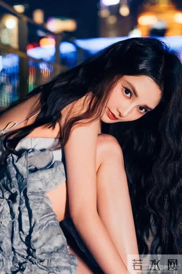 彭小苒 活动礼服造型 抹胸长裙前短后长凸显大长腿