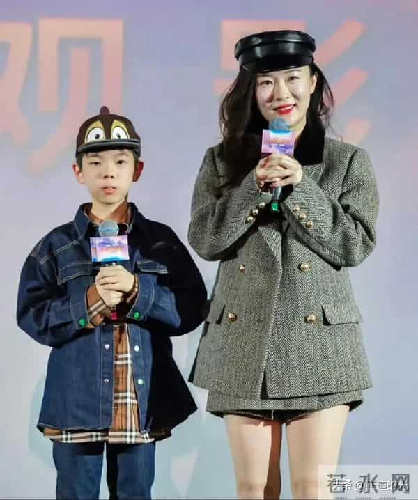 杜江带儿子看男篮比赛 嗯哼龅牙 两颊鼓像金鱼嘴 12岁身高近1米7