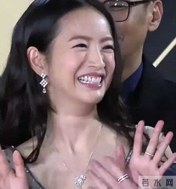 43 岁林依晨孕期产后不停工，近照发福，笑漏牙龈！