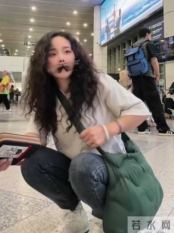 熊磊要从马来西亚回国了，晒出与双子塔同框美照，火力全开怼网友