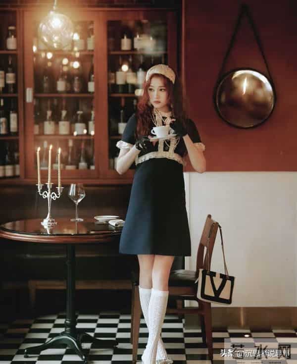 关晓彤红卷配黑裙‖甜酷复古美到心颤