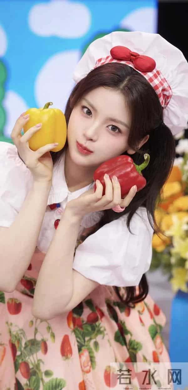 杨超越,美厨娘和她的蔬菜合影啦!这身穿搭氛围感绝啦!