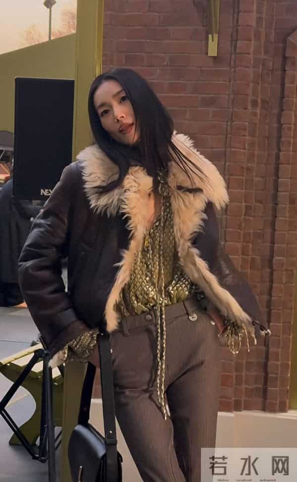 刘雯皮衣配皮靴，大长腿逆天！