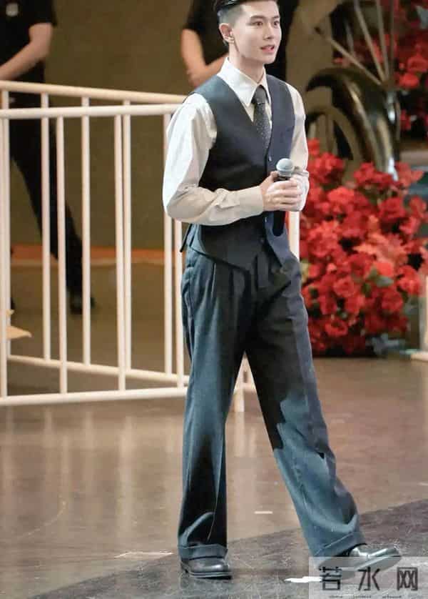 任嘉伦七头身比例太绝！路人偶遇狂赞真人更帅