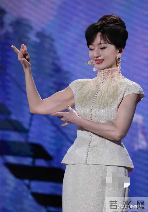 赵雅芝被疯狂粉丝进房间躺床 难怪72岁的她一身腱子肉 还能跑马拉松