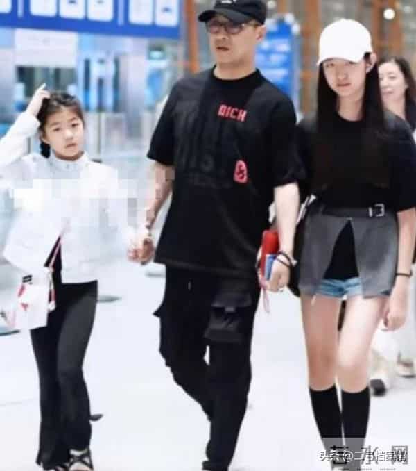 风水轮流转，汪峰20岁女儿小苹果，终究走上了亲妈葛荟婕的老路